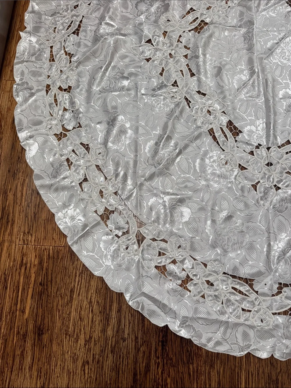 Vintage white satin floral lace round tablecloth and napkin set 72”